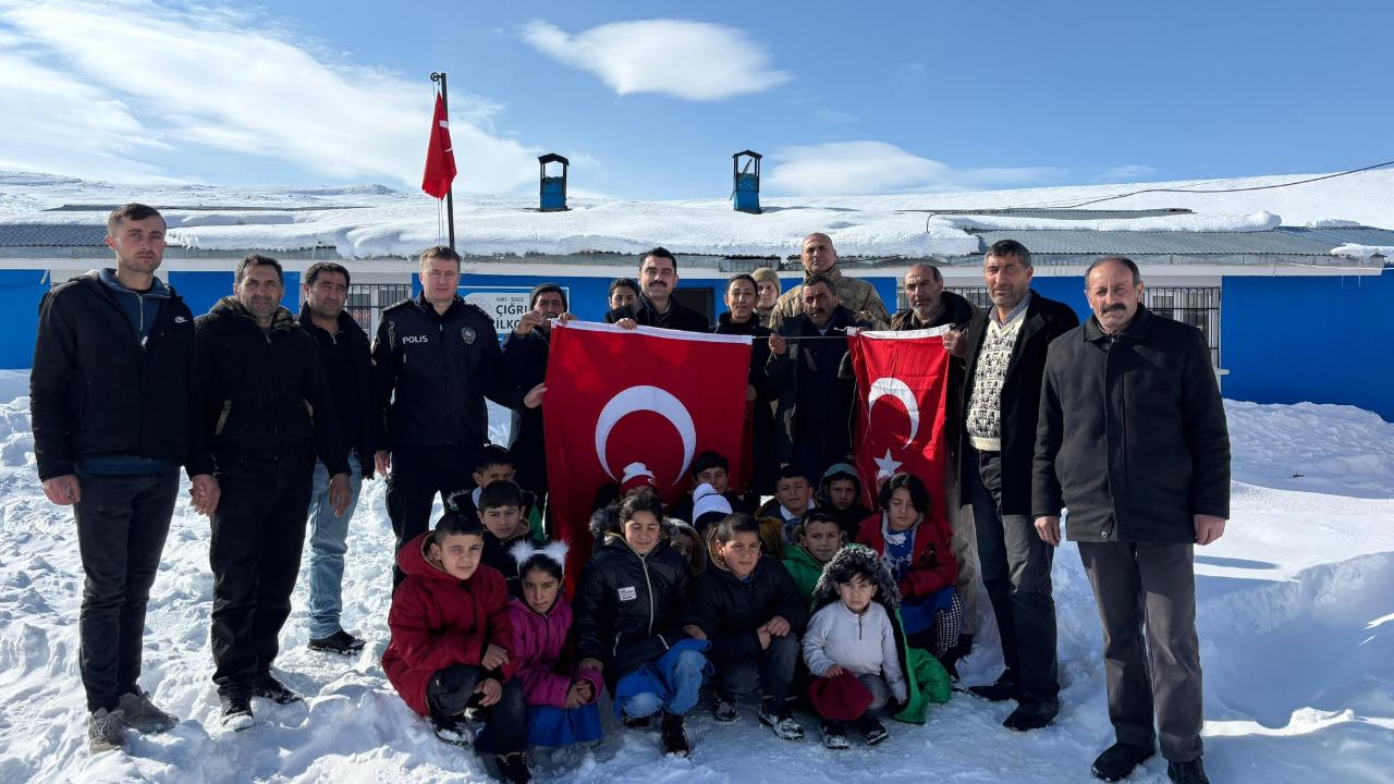 Kaymakam Tutal, öğrencilere Türk bayrağının anlamını anlattı
