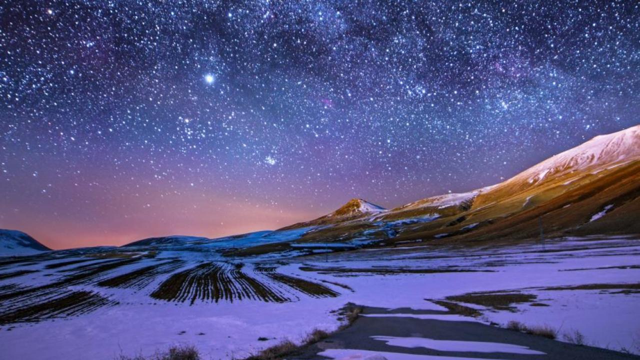Kış gecelerinde gökyüzü şölene dönüşüyor