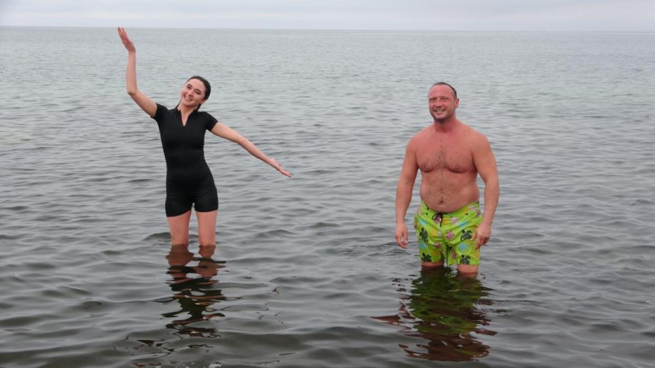 Kış ortasında Van Gölü'nde yüzme akımı başlattılar