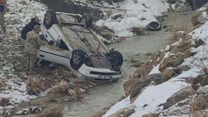 Kontrolden çıkan araç dereye yuvarlandı