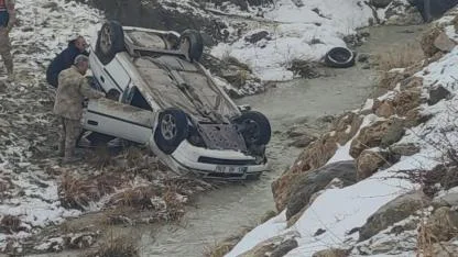 Kontrolden çıkan araç dereye yuvarlandı