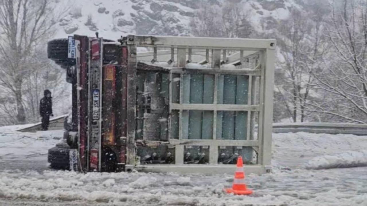 Kontrolden çıkan doğalgaz yüklü tır devrildi