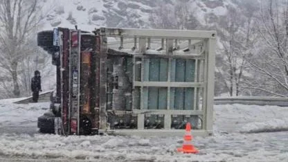 Kontrolden çıkan doğalgaz yüklü tır devrildi