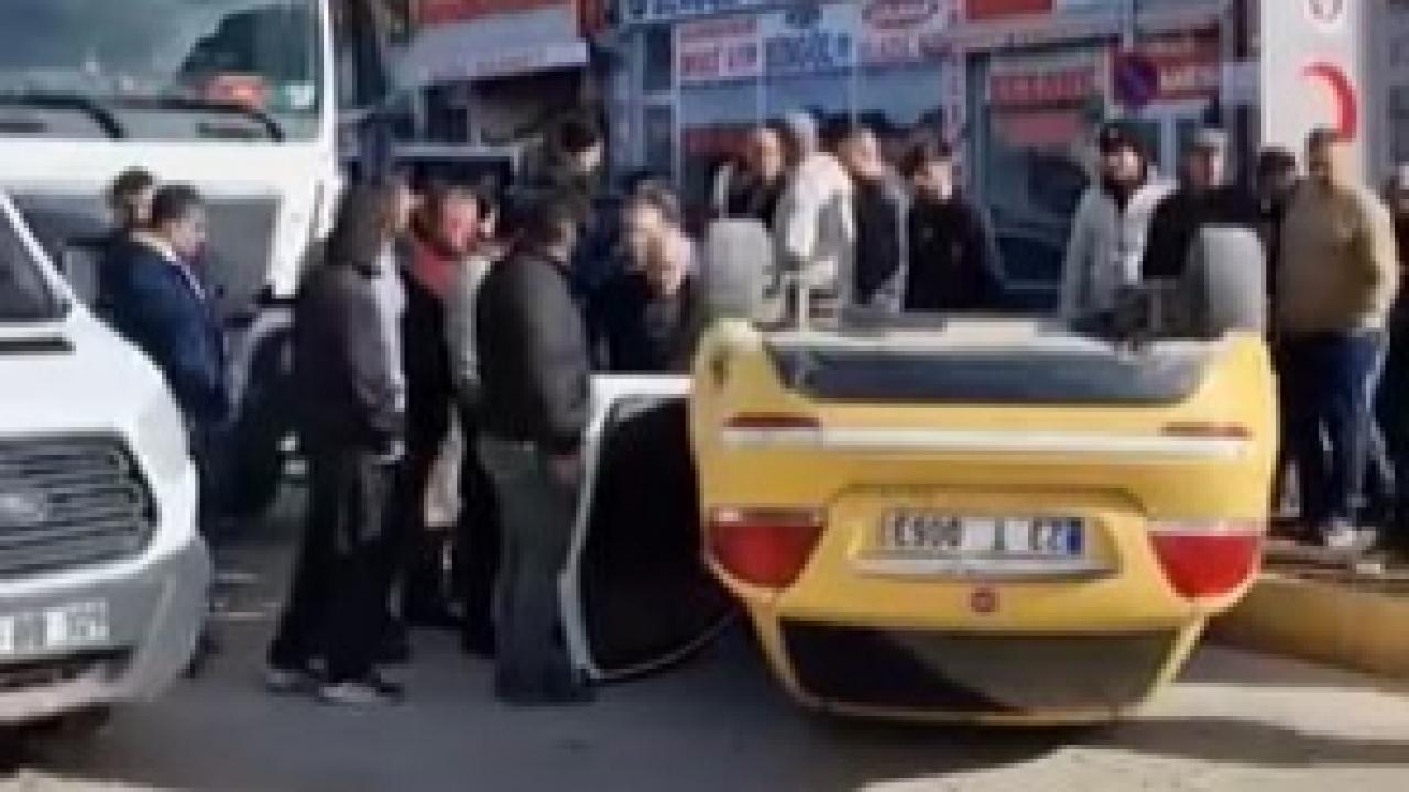 Korkutan kazada taksi ters döndü