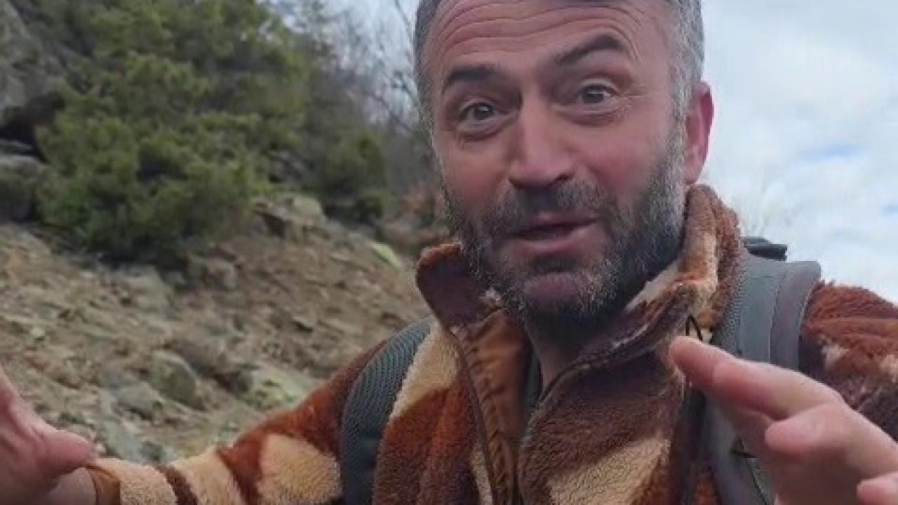 Kuş gözlemi için çıktığı arazide ayı ile karşı karşıya kaldı... Korku dolu anlar kamerada