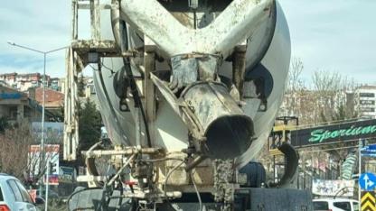 Mikserden taşan beton yola döküldü