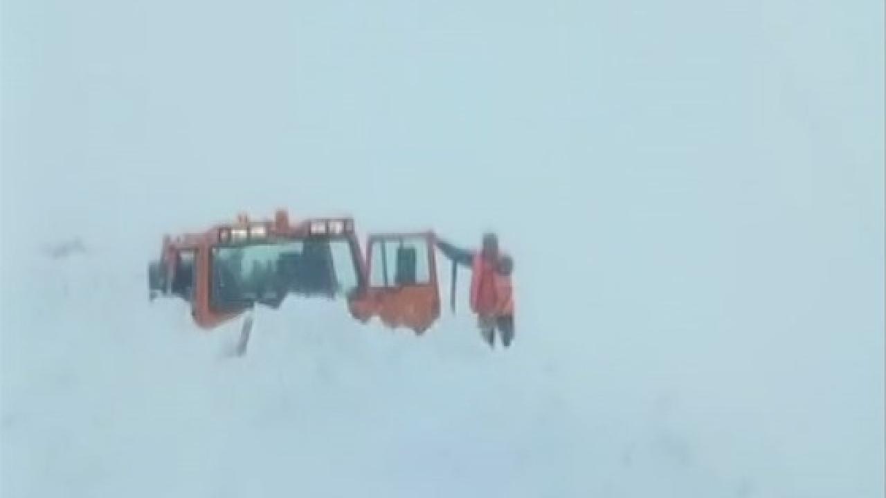 Muş-Kulp kara yolunda iş makinesinin üzerine çığ düştü