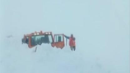 Muş-Kulp kara yolunda iş makinesinin üzerine çığ düştü