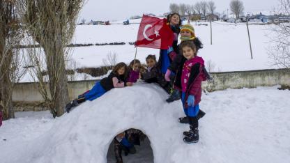 Öğrenciler kardan ev yaparak eğlendi