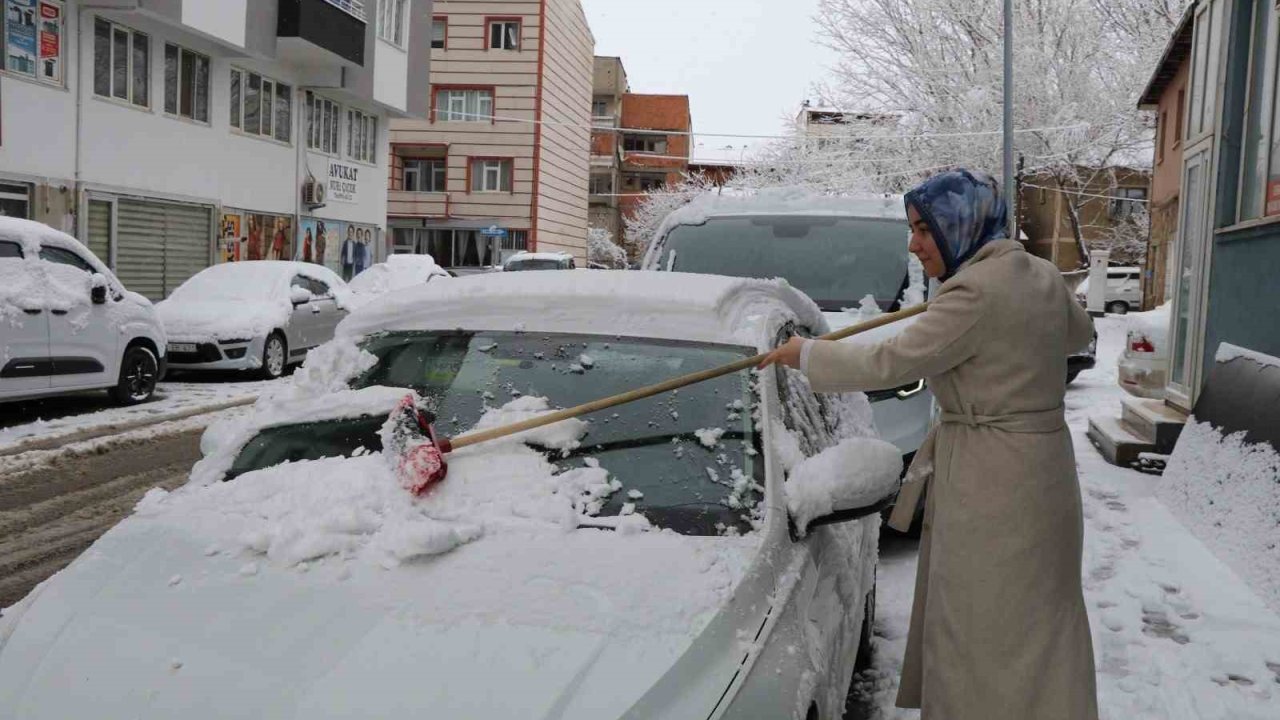 Oltu’da kar yağışı etkili oldu