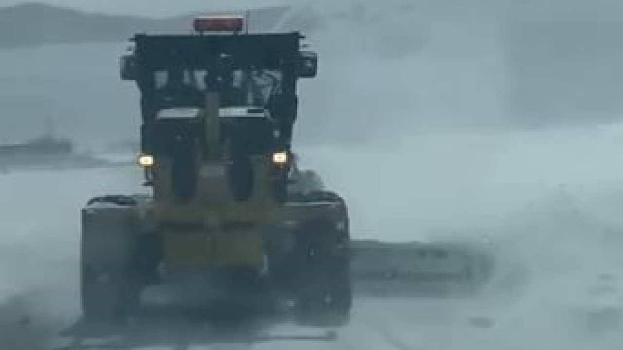 Özel İdare ekipleri tipiden kapanan yolları açmak için aralıksız çalışıyor