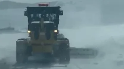 Özel İdare ekipleri tipiden kapanan yolları açmak için aralıksız çalışıyor