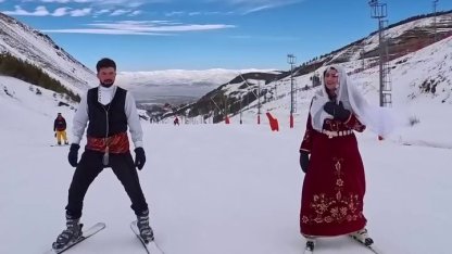 Palandöken’de renkli görüntüler: Pistler geceleri rengarenk oldu, Dadaş kıyafetiyle zirveden kaydılar