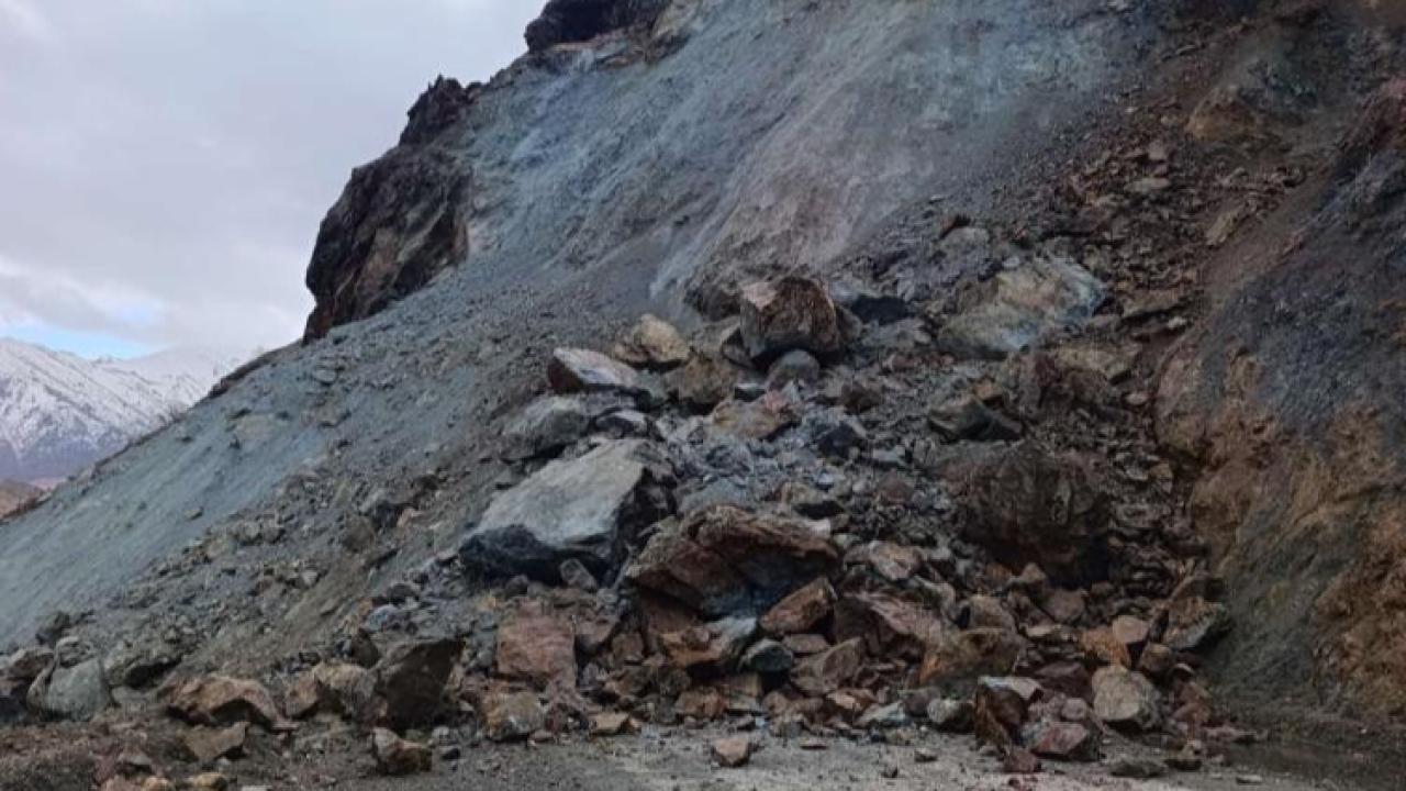 Palu’da toprak kayması: Ulaşım durdu