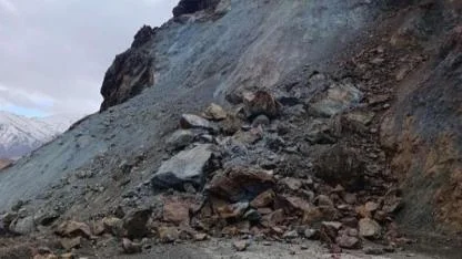 Palu’da toprak kayması: Ulaşım durdu