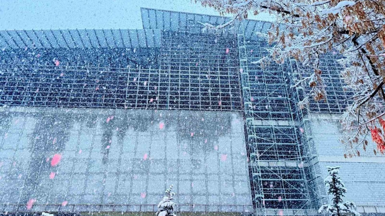 Patnos’ta sıcak hava yerini kar yağışına bıraktı