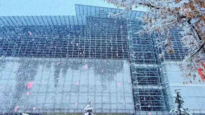 Patnos’ta sıcak hava yerini kar yağışına bıraktı