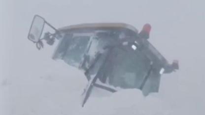 İş makinelerinin üzerine çığ düştü