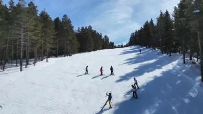 Sarıkamış’ta kayak keyfi sürüyor