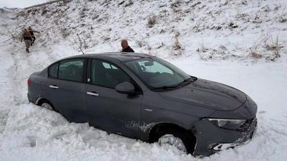 Sarıkamış’ta otomobil şarampole yuvarlandı