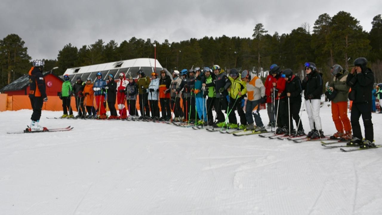 Sarıkamış’ta özel sporcular için kayak antrenörlüğü kursu başladı