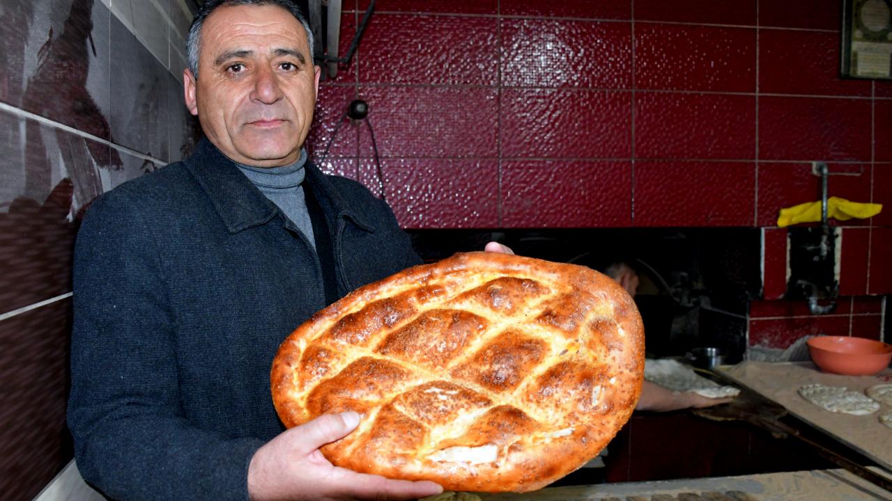 Sarıkamış'ta taş fırından sofralara ramazan pidesi