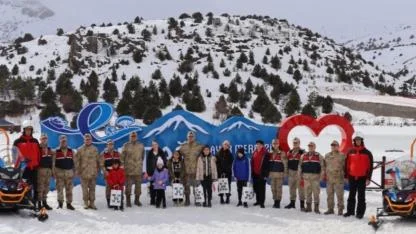 Şehit ve gazi çocuklarına kayak etkinliği