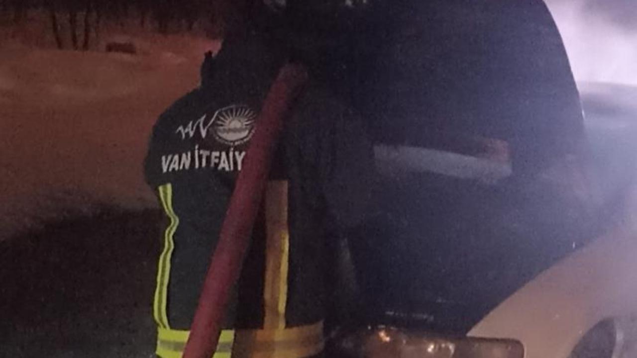 Seyir halindeki otomobil alev alev yandı