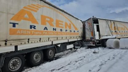 Seyir halindeki tırlar çarpıştı