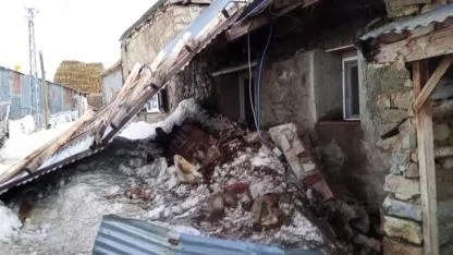 Şiddetli fırtına çatıları uçurdu