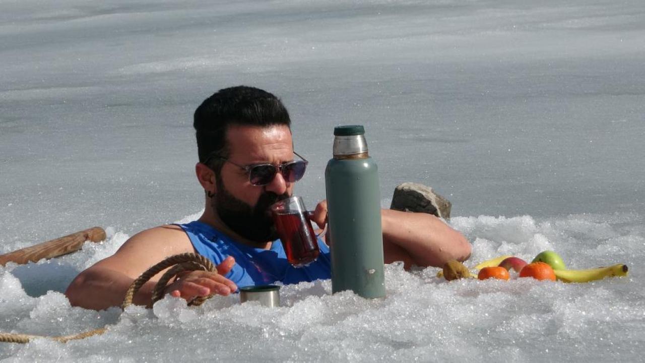 Soğuk suda sıcak çay keyfi