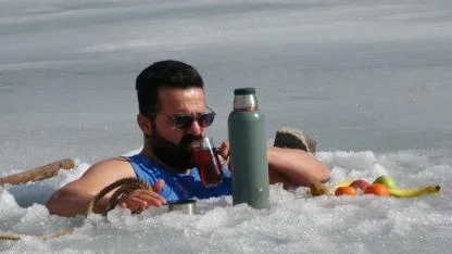 Soğuk suda sıcak çay keyfi