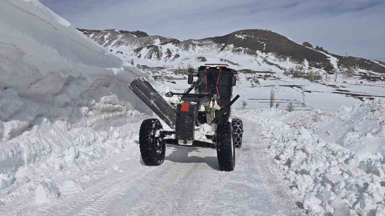 Son yılların en yoğun kar yağışını alan Iğdır’da karla mücadele aralıksız sürüyor