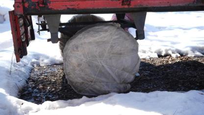 Tarım araçları kış boyunca brandayla korunuyor