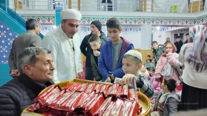 Teravihe gelen çocuklara anlamlı ikram