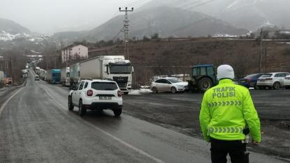 Tır geçişine kapatılan yol yeniden açıldı