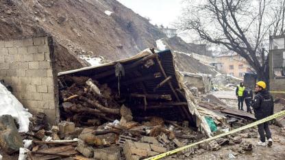Toprak yaydı, enkaz altında kaldılar!