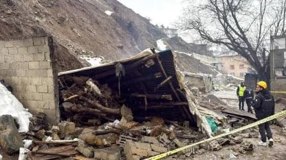 Toprak yaydı, enkaz altında kaldılar!