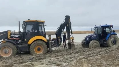 Van Gölü Sahilinde çamura saplanan traktörü kepçe kurtardı