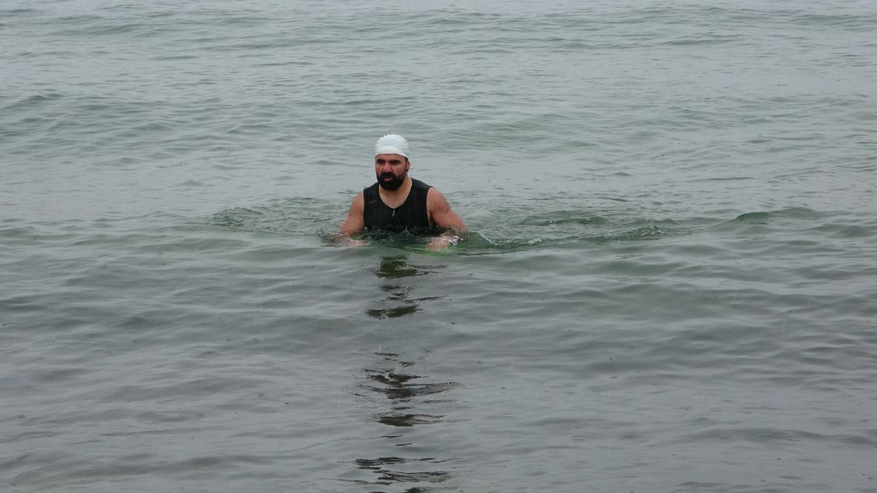 Vanlı Öğretmen şifayı dondurucu suların dalgalarında aradı