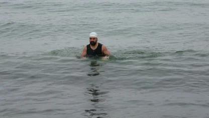 Vanlı Öğretmen şifayı dondurucu suların dalgalarında aradı