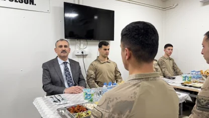 Vatan nöbetindeki kahramanlar sınır hattında iftar sofrasında