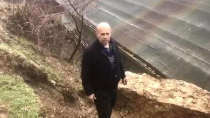 Yamaçtan kopan kaya evin çatısına düştü