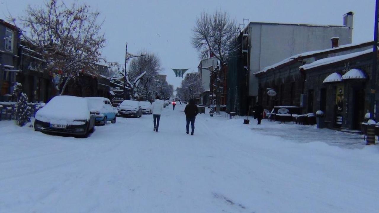 Yeniden beyaza bürünen Kars havadan görüntülendi