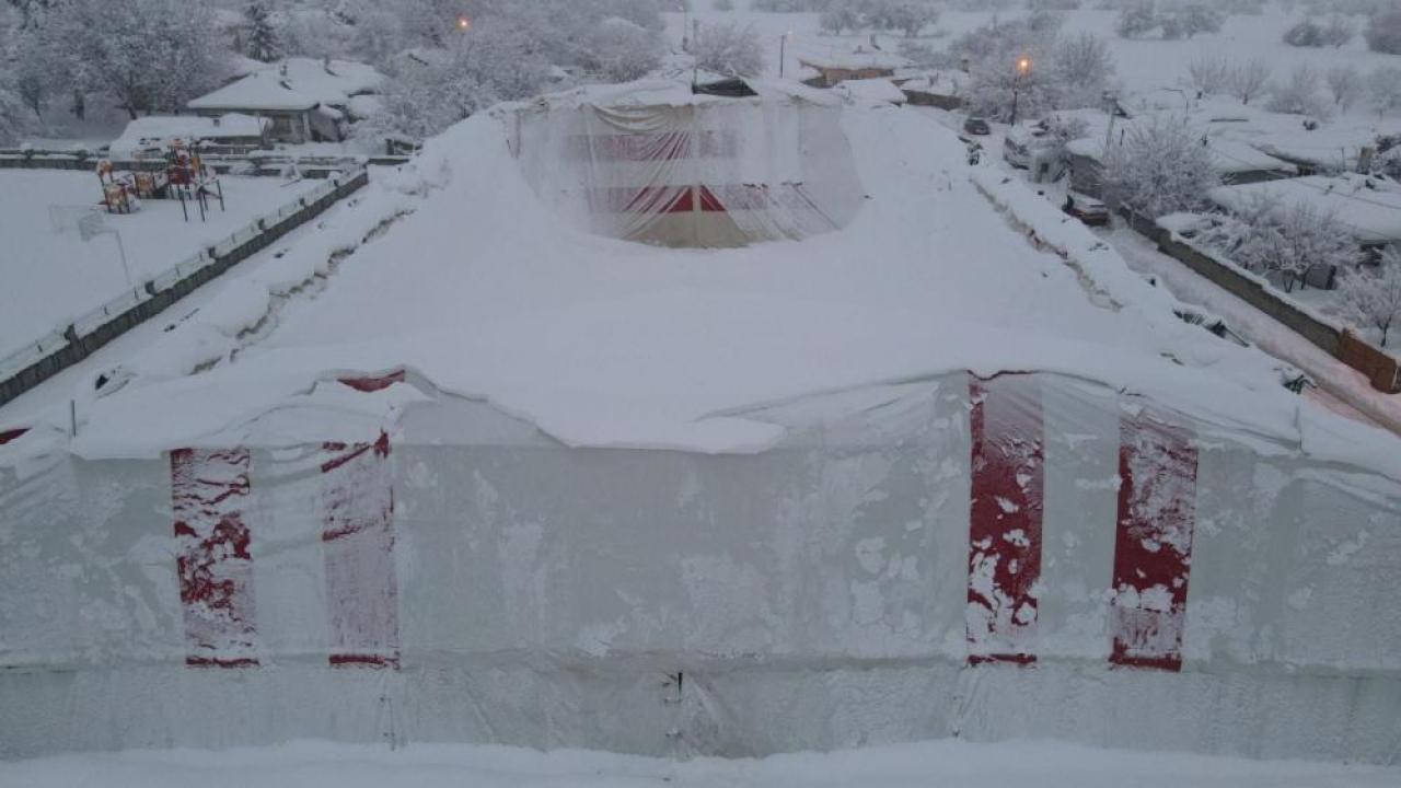 Yoğun kar halı sahayı devirdi