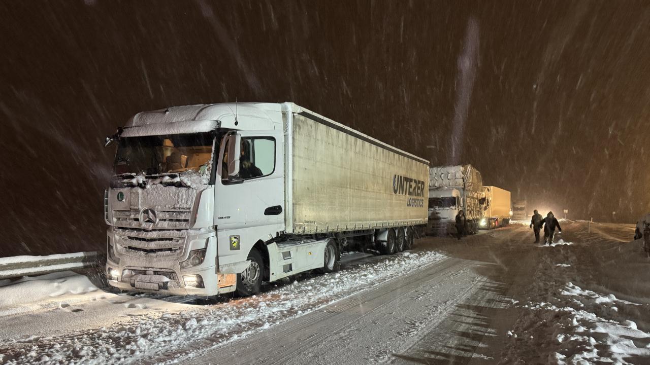 Yoğun kar ve tipi ulaşımı aksattı