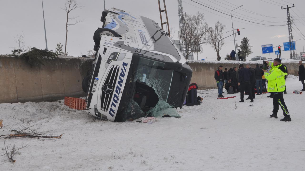 Yolcu otobüsü devrildi: 16 yaralı