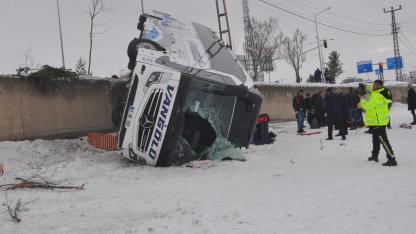 Yolcu otobüsü devrildi: 16 yaralı