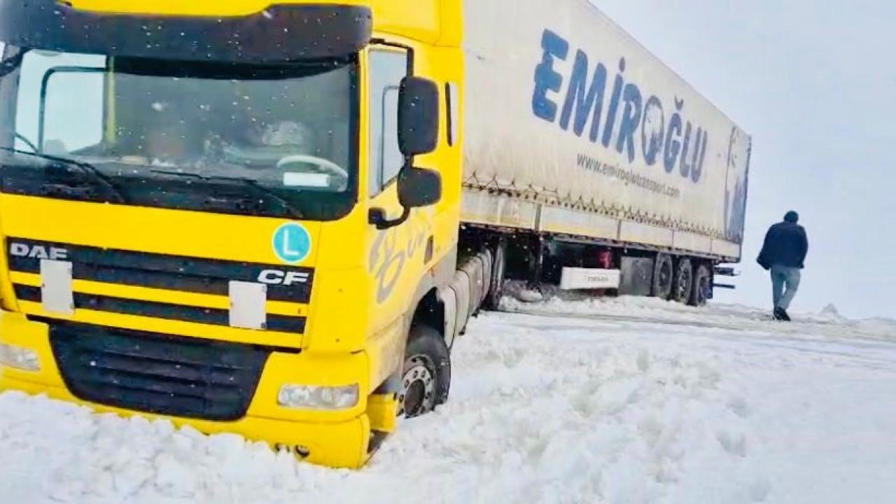 Yoldan çıkan tır ulaşımı durdurdu