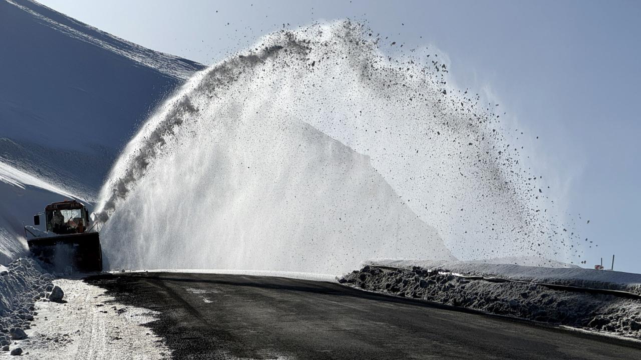 Yüksek kesimlerde karla mücadele sürüyor